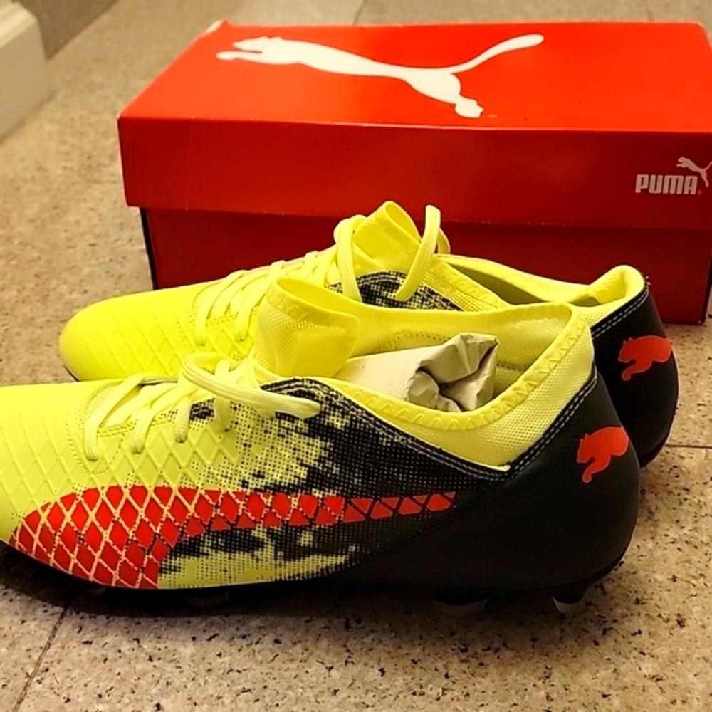 NWT PUMA Neon Yellow and Orange Laced Soccer Football Cleats Men's 11